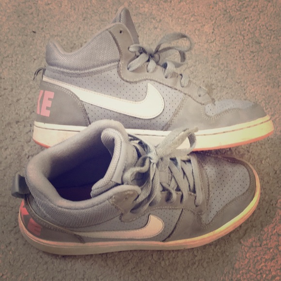 💕Nike girls gray leather shoes sz 6.5 Y awesome💕 - Picture 2 of 8